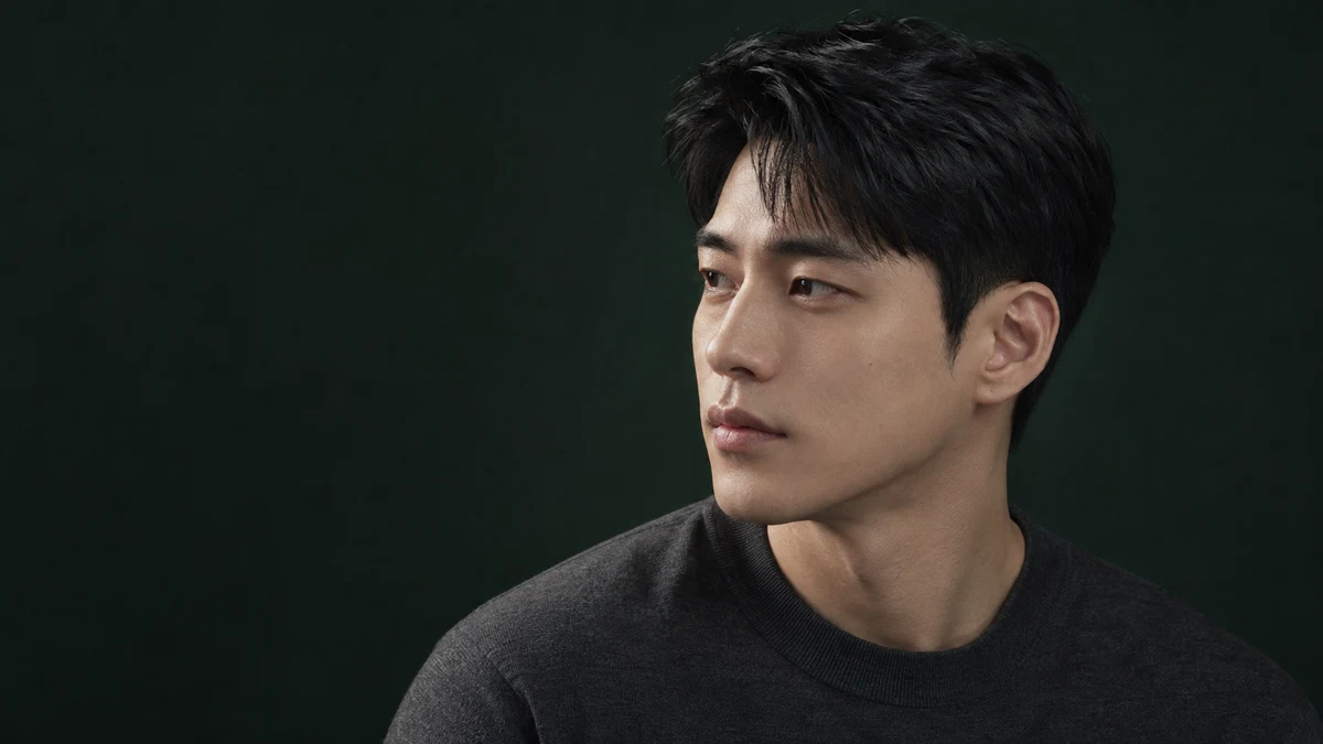 짧은 남성 헤어와 정돈된 옆머리